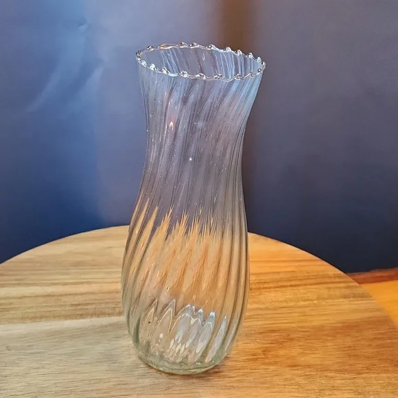 The Crystal Collection 7 in Glass Vase w/ Swirl Pattern design in box Not Used - Picture 1 of 7